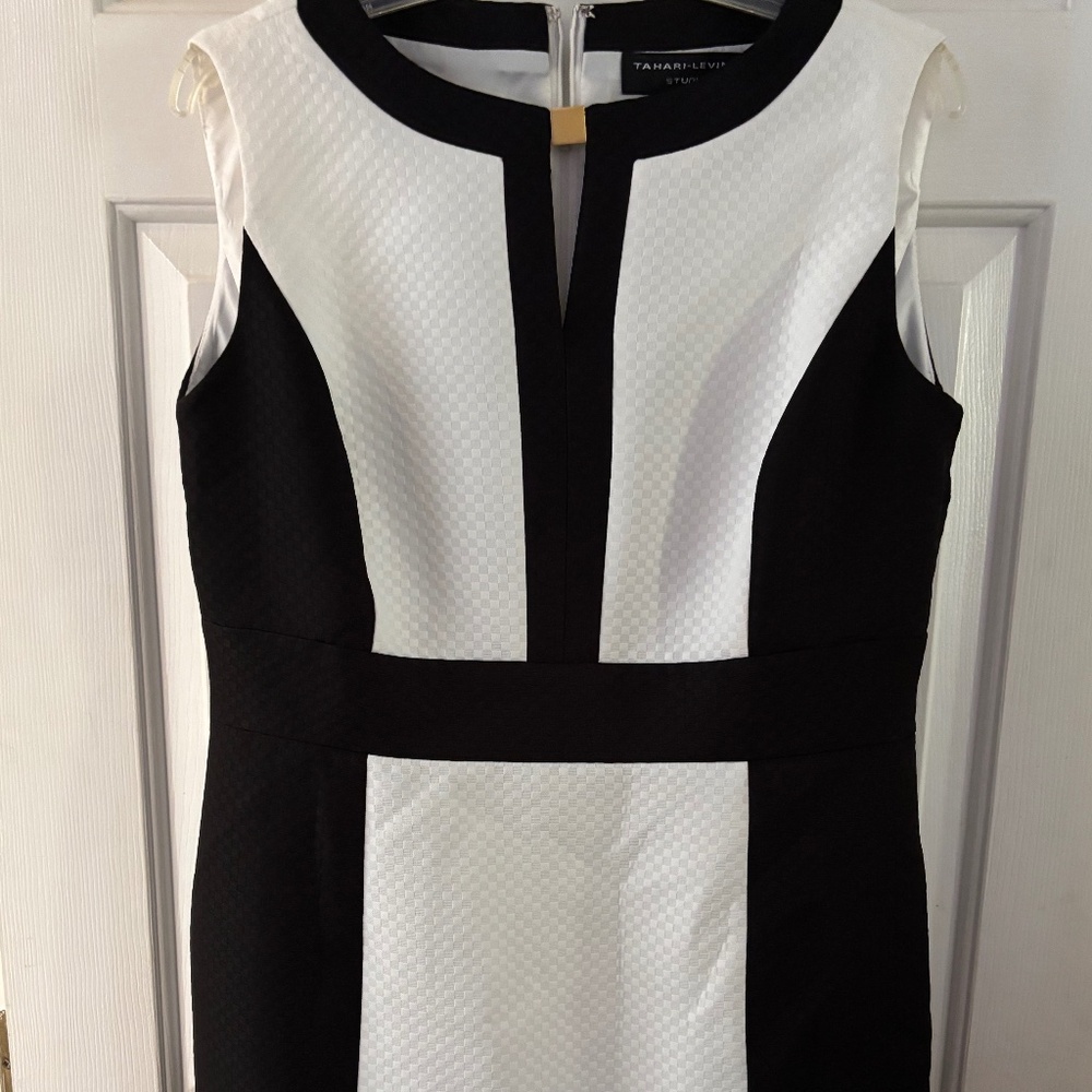 Tahari-Levine Black & White Sleeveless VNeck w/Gold Connector Dress Size 14